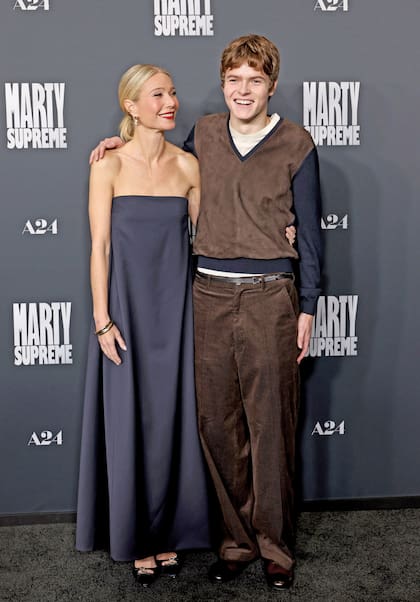 Con con su madre, Gwyneth Paltrow, en el Samuel Goldwyn Theater, en diciembre del año pasado