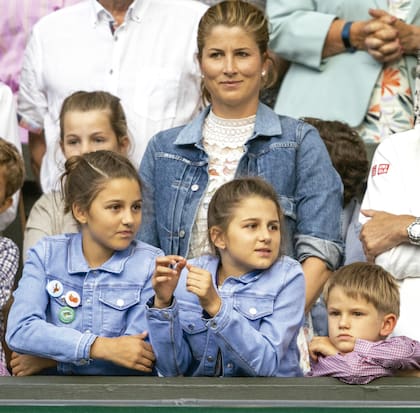 La mujer de Federer con sus cuatro hijos en Wimbledon 2019