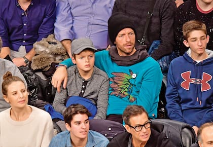 Junto a su padre, Chris Martin, en 2016