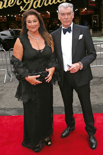 Keely Shaye Smith y Pierce Brosnan se conocieron en 1994 en una fiesta en México. Ella había ido como periodista a entrevistar a Ted Danson y en aquel evento, Brosnan la invitó a salir