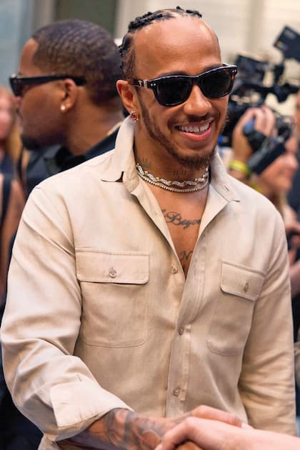 El piloto de Fórmula 1 Lewis Hamilton, con camisa de lino que dejaba al descubierto sus collares de alta joyería