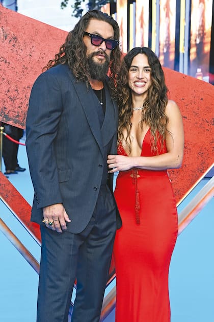 Junto a su novia desde hace dos años, la actriz Adria Arjona, quien incendió la red carpet con un sensual vestido rojo