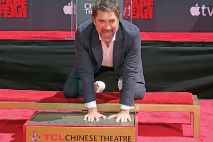 El momento en el que el actor español deja sus huellas en el TCL Chinese Theatre
