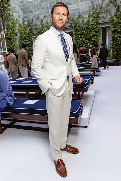 Scott, hijo del legendario Clint Eastwood, vistió un traje blanco de la firma combinado con una corbata estampada