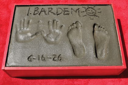 Las huellas de sus manos y de sus pies fueron acompañadas por su firma, la fecha y un pequeño sol dibujado a mano
