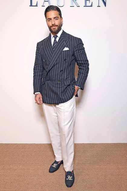 Maluma, con blazer cruzado de raya diplomática, pantalón blanco y corbata