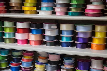 Cintas, encajes, y lentejuelas eran los más solicitados en épocas en las que las señoras usaban sombreros