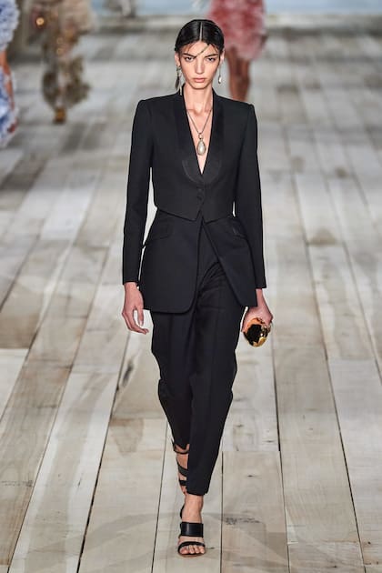 Cinthia Arrebola en el desfile de Alexander Mac Queen