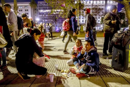 Cinthia es una de las cientas personas que van a Plaza de Mayo en busca de alimentos; tiene 32 años y va con sus hijos Aitana y Dylan