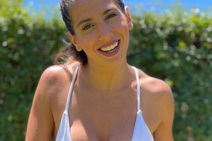 Cinthia Fernández empujó con su vehículo a un motociclista