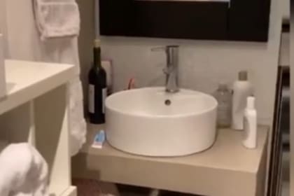 Cinthia Fernández escrachó a su empleada porque escondió una botella de vino en su baño.