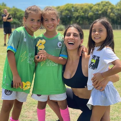 Cinthia Fernández junto a Charis, Bella y Francesca