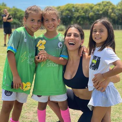 Cinthia Fernández junto a sus hijas, Bella, Charis y Francesca