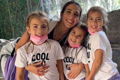 Cinthia Fernández junto a sus hijas Charis, Bella y Francesca