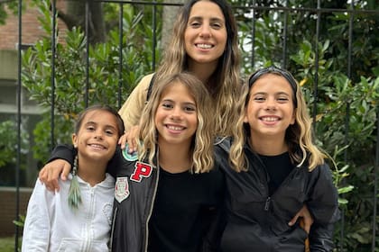 Cinthia Fernández mostró a sus hijas en el acto escolar y estallaron las críticas (Foto Instagram @cinthia_fernandez_)