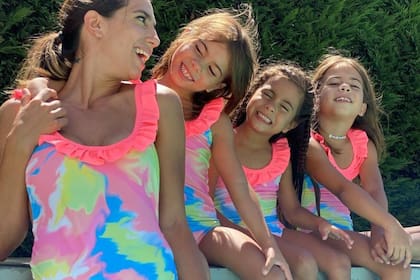 Cinthia Fernández presentó su colección cápsula de ropa y posó idéntica a sus tres hijas (Instagram)