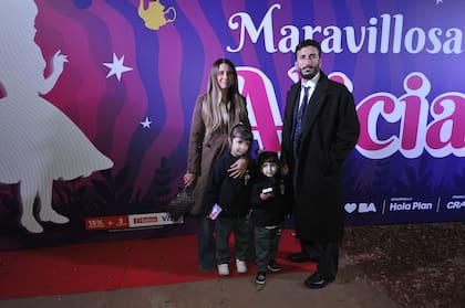 Cinthia Fernández y Roberto Castillo con dos de las hijas del abogado