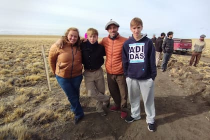 Cintia Alvado y Mariano Ilarragorri junto a sus hijos Francisco y Santino en la estancia La Tapera, en Fuentes del Coyle, Santa Cruz