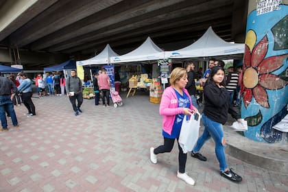 Cintia asiste a la feria mensual que se organiza en la estación de tren de José León Suárez.