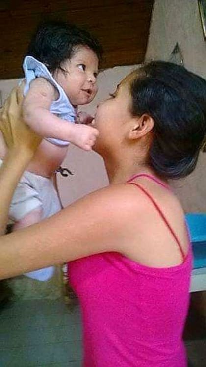 Cintia junto a Enzo, su hermanito.