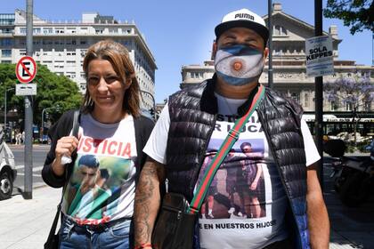 Cintia López y Héctor González, los padres del joven futbolista asesinado por personal de la Policía de la Ciudad