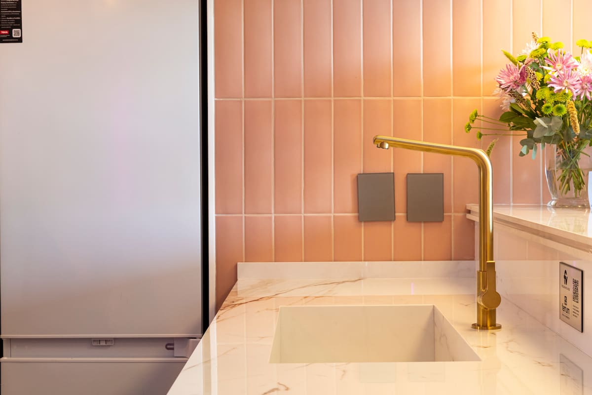 Mauna cocina, uno de los lanzamientos de FV, en el espacio 102 by Virginia Ortiz y Claudio Wertheim. Elegancia silenciosa y contornos limpios para integrarse con naturalidad a diferentes estilos, en este caso en su versión dorada.