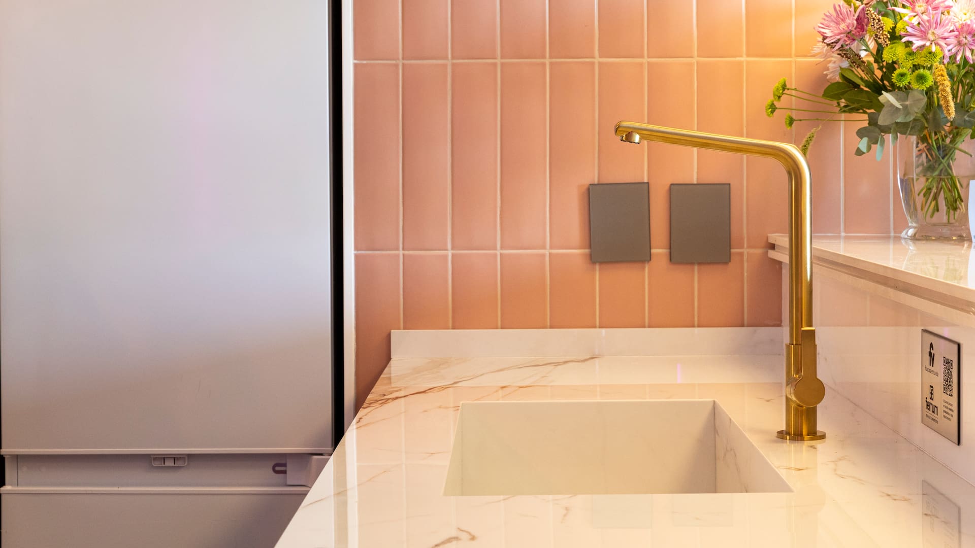 Mauna cocina, uno de los lanzamientos de FV, en el espacio 102 by Virginia Ortiz y Claudio Wertheim. Elegancia silenciosa y contornos limpios para integrarse con naturalidad a diferentes estilos, en este caso en su versión dorada.