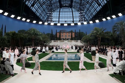 Cipreses, palmeras y hasta una pileta para el jardín de ensueños de Chanel, siempre en el Grand Palais pero esta vez sorprendió la ausencia de su director creativo, Karl Lagerfeld