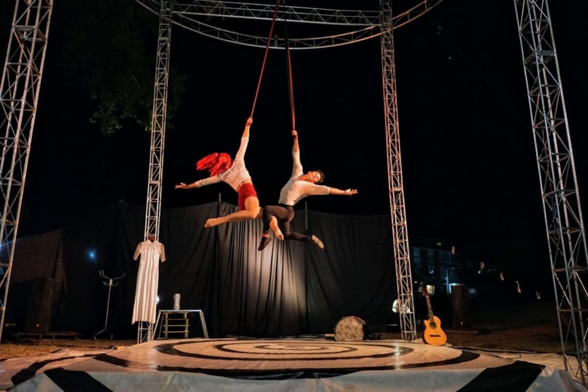 Circo del Aire levanta su estructura cada noche para convidar humor, acrobacias y música en vivo, consolidando un espacio de disfrute popular con una entrada accesible que ya es marca registrada de la ciudad