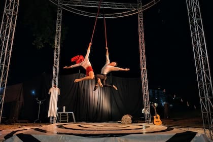 Circo del Aire levanta su estructura cada noche para convidar humor, acrobacias y música en vivo, consolidando un espacio de disfrute popular con una entrada accesible que ya es marca registrada de la ciudad