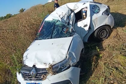Circulaba por una ruta de Entre Ríos, perdió el control del auto, volcó y chocó contra un árbol.
