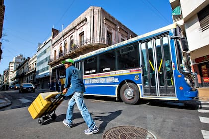 El traslado de los recorridos de las líneas que circulan por el Casco Histórico es determinante para avanzar con la restauración del espacio público