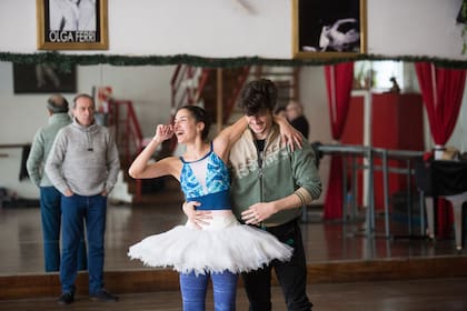 Mansilla, en un ensayo de la gala de esta noche en Rosario, con la bailarina Melisa Heredia y el maestro Mario Galizzi