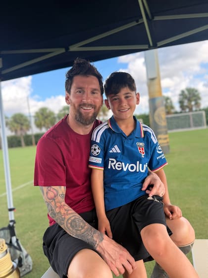 Ciro Messi con la camiseta del Como de Italia