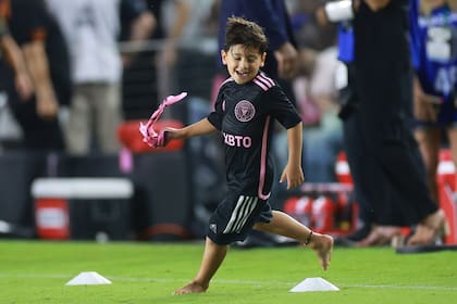 Ciro Messi jugando en la cancha de juego tras el retraso del comienzo del partido del Inter Miami (Foto Twitter @M10GOAT)