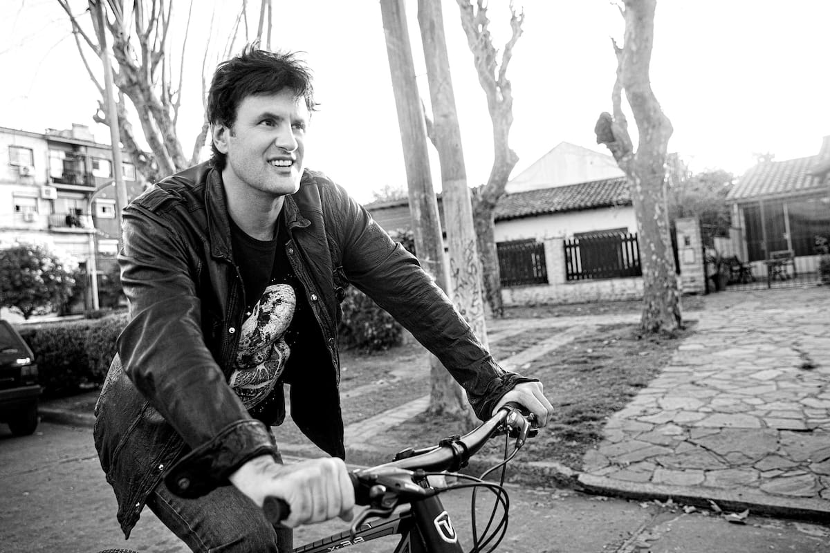 Ciro recorre en bicicleta el barrio que lo vio crecer y donde aún hoy vive, Ciudad Jardín.