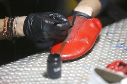 Los zapatos de los artistas se pintan cada dos o tres días, para mantener el brillo inicial
