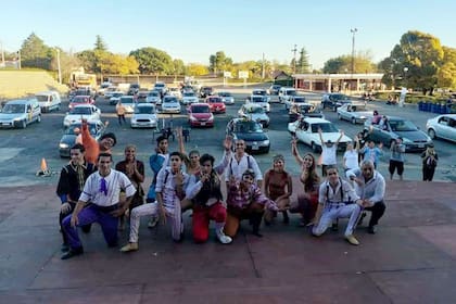 Los artistas del Cirque XXI y su público, en automóviles