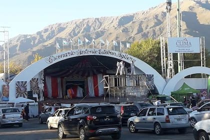 El 19 de mayo se realizó la primera experiencia escénica en vivo en nuestro país.Fue en Merlo, San Luis, en donde la compañía Cirque XXI montó una experiencia que llamó auto-cine. El grupo había quedado en cuarentena en la ciudad serrana en medio de una gira.