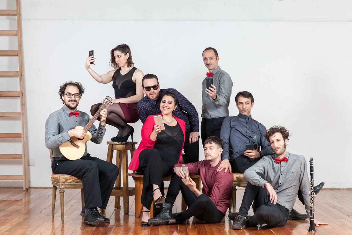 Cita textual es un mapa del nuevo voyerismo y la única obra teatral que alienta el uso del teléfono en la sala