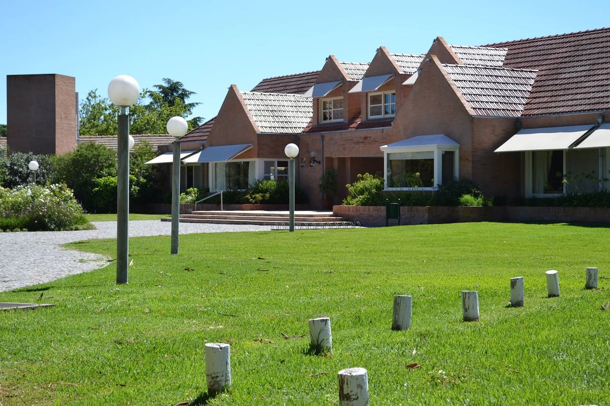 Citan a indagatoria a un vecino del Cardales Country Clubpor no respetar el aislamiento después de volver de los Estados Unidos