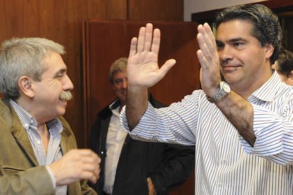 Jorge Capitanich y Aníbal Fernández, alcanzados por la decisión de la justicia tomada este viernes respecto del Fútbol Para Todos