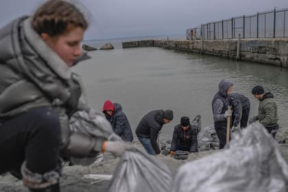 Odessa.El puerto de Ucrania
De una ciudad portuaria pujante, a una ciudad desierta que intenta frenar la destrucción con bolsas de arena