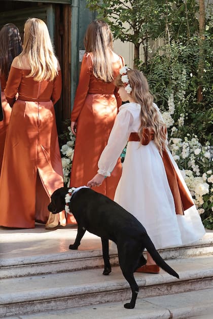 Citron, el labrador de Geraldine, también integró el cortejo y “vistió” un collar de flores.