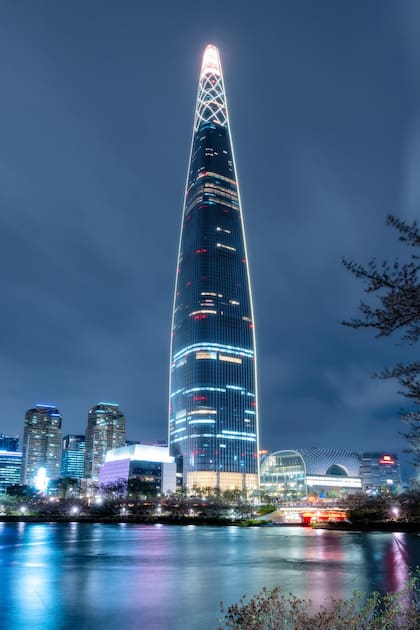 Las calles de Seúl combinan capitalismo y futurismo y la imagen que se condice con el alto poder adquisitivo de una de las diez mayores economías del mundo