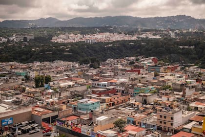 Ciudad Cayalá, al fondo, es una reluciente ciudad planificada en las afueras de la capital de Guatemala