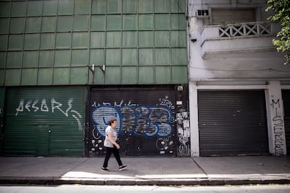 Ciudad de Buenos Aires, 12 de marzo de 2026. La imagen refleja locales cerrados y fachadas sin mantenimiento