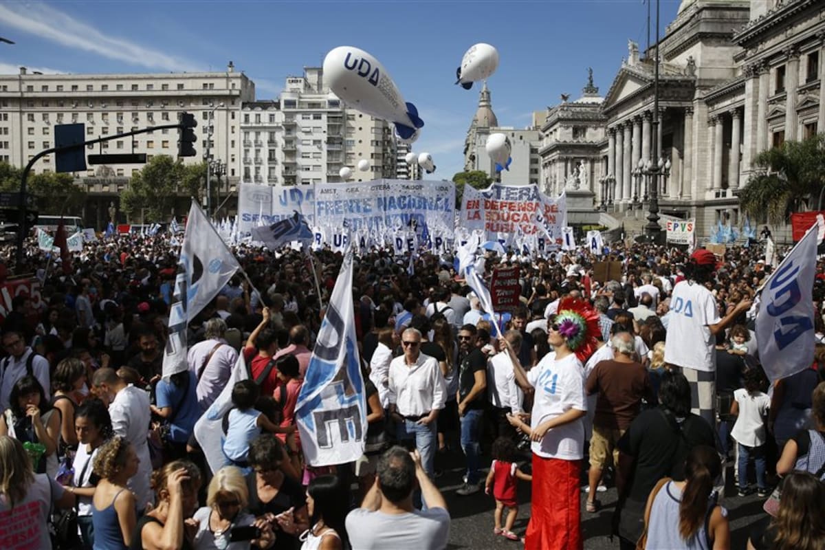 Ciudad de Buenos aires. Según los gremios, unas 50.000 personas se movilizaron ayer en el centro porteño. Además de los docentes se sumaron militantes de izquierda,córdoba. La Escuela de Comercio Diego de Rojas, en Villa General Belgrano, amaneció vacía. En la provincia, el acatamiento del paro doce