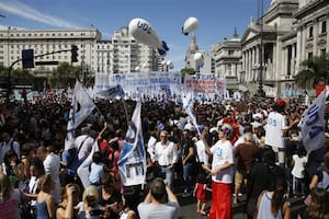 Ciudad de Buenos aires. Según los gremios, unas 50.000 personas se movilizaron ayer en el centro porteño. Además de los docentes se sumaron militantes de izquierda,córdoba. La Escuela de Comercio Diego de Rojas, en Villa General Belgrano, amaneció vacía. En la provincia, el acatamiento del paro doce