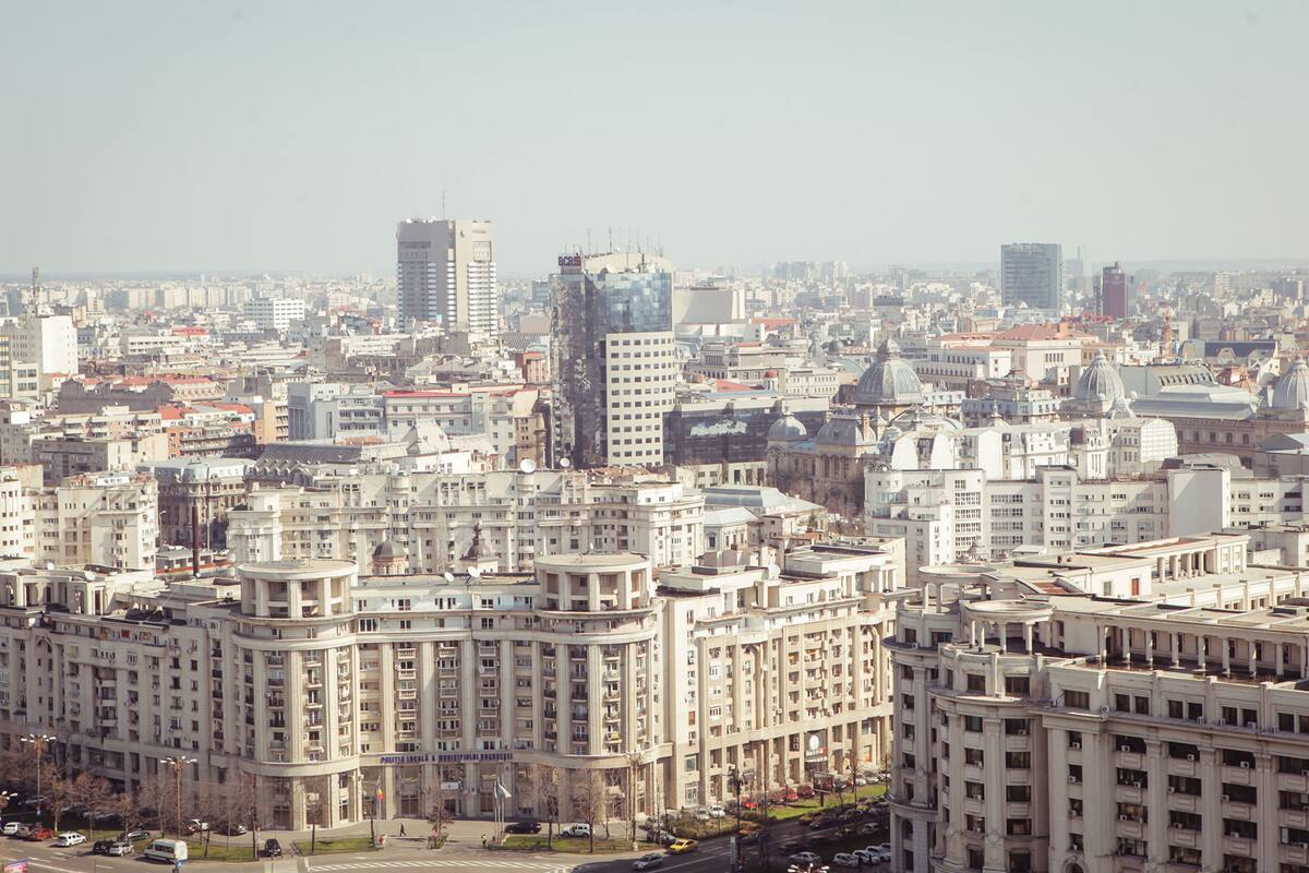 Ciudad de espíritu joven, desarreglada y vibrante, con un pasado que se respira en cada calle.
